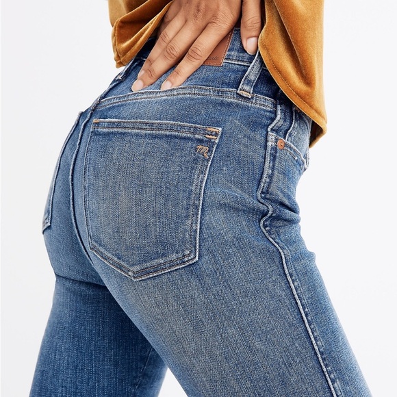 9" Mid-Rise Skinny Jeans in York Wash: Rip and Repair Edition size 25 - Picture 3 of 11